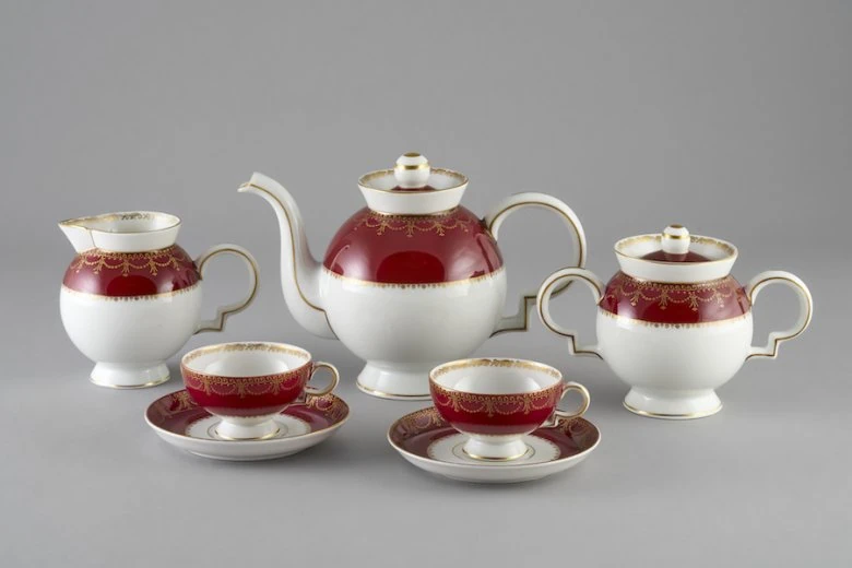 Tea service, shape Moka / Barbara. Porcelain, Faience and Earthenware Factory JSC M. S. Kuznetsov, 1937–1940. Photo: Gvido Kajons